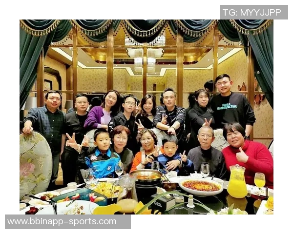 范弗里特全家欢庆圣诞节晒幸福合影展现温馨家庭生活