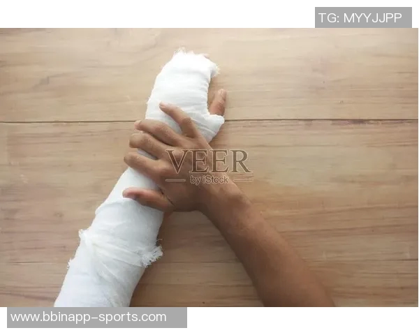 浓眉赛前训练状态良好左臂吊带固定手缠绷带展现积极心态